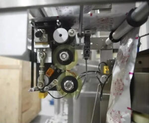 Detail van verpakkingsmachine met rugafdichting - Lintcoderingsprinter